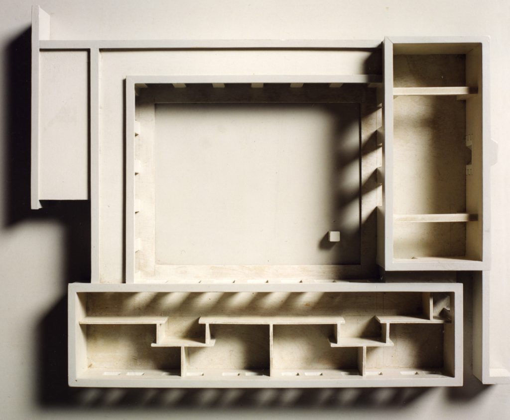 afb. 8 Maquette van Huis Naalden (1978) van boven gezien. Het wegnemen van de daken geeft inzicht in de structuur van het huis (uitvoering: Josef Engelberts, foto: Rob van Wendel de Joode)